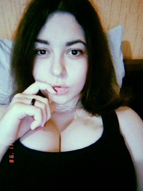NAUGHTY SELFIE GIRL