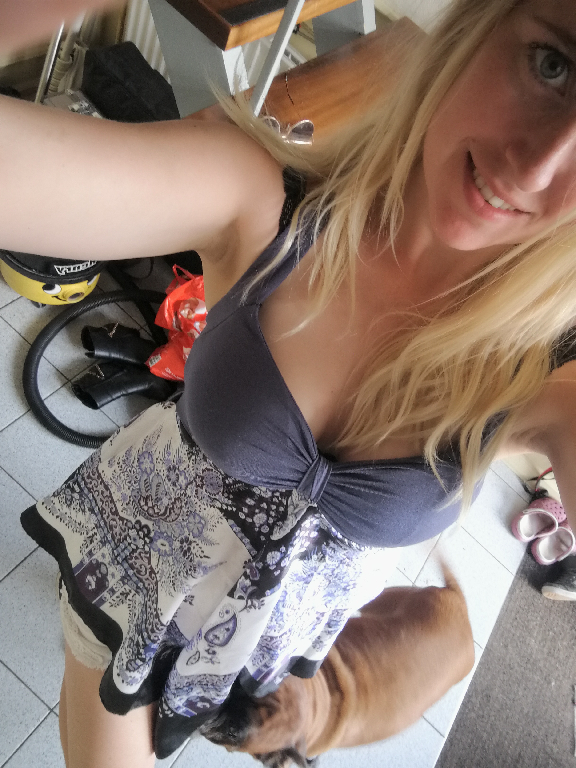 Verlegen blondine